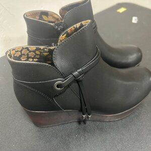 b.o.c. Womens Leonna Wedge Ankle Boots